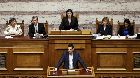 El primer ministro de Grecia, Alexis Tsipras, hablando en el Parlamento griego / REUTERS