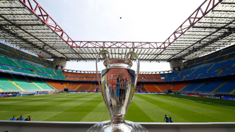 La Copa de Europa preside uno de los fondos del estadio de San Siro (Milán). /REUTERS