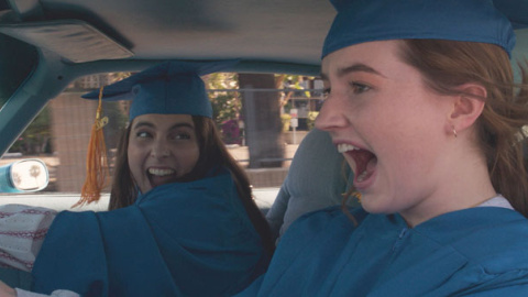 Las actrices Beanie Feldstein y Kaitlyn Dever, en la película 'Súper empollonas'.