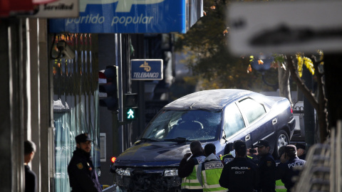 Los policías retiran el vehículo del vestíbulo de la sede nacional del PP en Madrid. REUTERS/Juan Medina