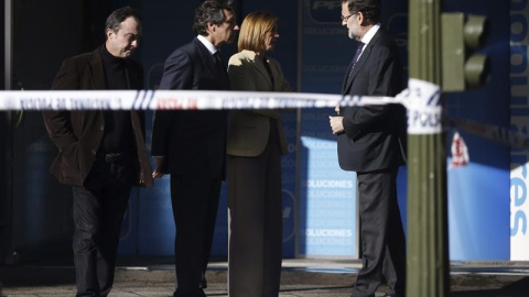 El presidente del Gobierno, Mariano Rajoy, la secretaria general del PP, María Dolores de Cospedal, y el vicesecretario de Organización, Carlos Floriano, llegan a la sede del partido en Madrid. /EFE