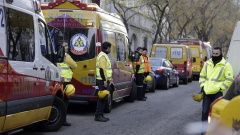 Varias ambulancias del SAMUR en los alrededores de la calle Génova de Madrid. /EFE