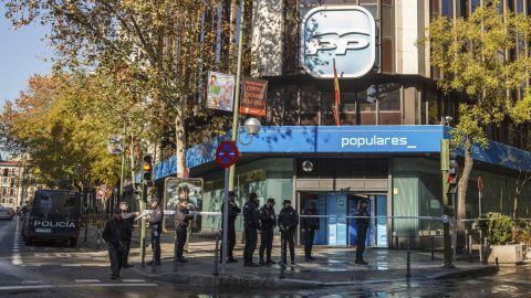 Varios agentes de la Policía frente a la entrada de la sede del PP, en Madrid. REUTERS/Andrea Comas