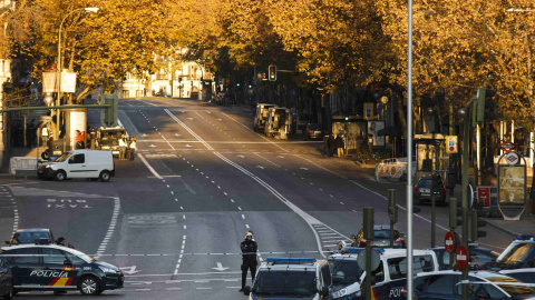 Vista de la madrileña calle de Génova, donde el PP tiene su sede nacional, cortada por la Policía. REUTERS/Paul Hanna