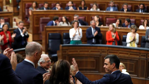 El candidato socialista, Pedro Sánchez (dcha), saluda tras pronunciar un discurso ante el pleno de la Cámara Baja