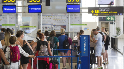 Cola de embarque para un vuelo de la compañía Ryanair en la Terminal 3 de salidas del aeropuerto de Málaga, durante la segunda jornada de huelga de esta semana de los tripulantes de cabina de pasajeros este miércoles 13 de julio de 2022.