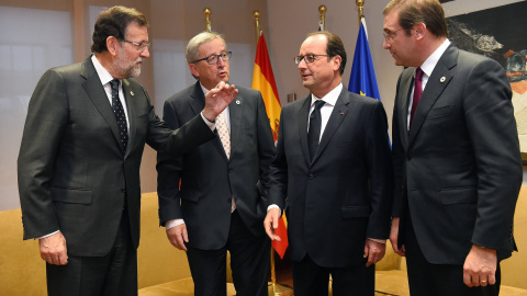 El presidente del Gobierno, Mariano Rajoy Brey, con el presidente de la Comisión Europea, Jean-Claude Juncker, el presidente francés, Francois Hollande, y el primer ministro portugués, Pedro Passos Coelho, en un encuentro previo a la cumbre