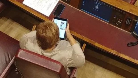 Celia Villalobos, pillada otra vez 'in fraganti' en el Congreso... esta vez comprando ropa 'online'. Imagen captada por las cámaras de laSexta.