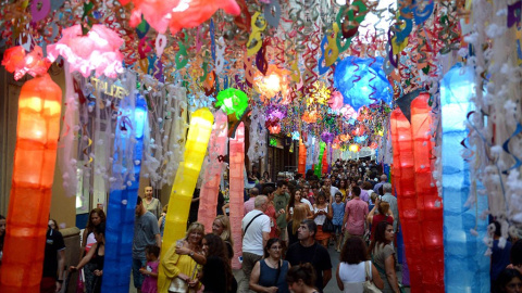 Carrer guarnit a Gràcia. COMISSIÓ FESTES DE GRÀCIA