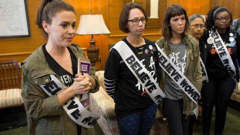 La actriz estadounidense Alyssa Milano protesta junto a otras manifestantes contra el candidato al tribunal Supremo, Brett Kavanaugh. - EFE