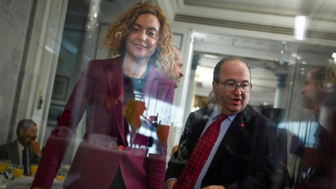 El primer secretari del PSC, Miquel Iceta (d), intervé en un esmorzar informatiu del Foro Nueva Economía, en el que és presentat per la ministra de Política Territorial i Funció Pública, Meritxell Batet (i). EFE/ Emilio Naranjo