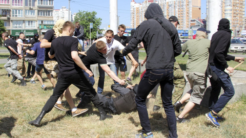 Protestantes homófobos agreden a la policía durante la Marcha de la Igualdad en Kiev, Ucrania./ REUTERS/Maksym Kudymets