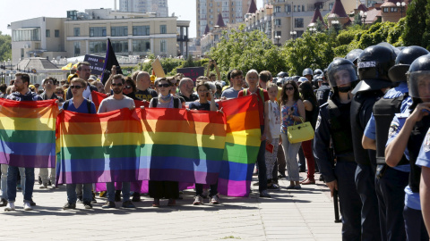 Manifestantes en la llamada Marcha de la Igualdad, organizada por la comunidad LGTB en Kiev, Ucrania./REUTERS/Stringer