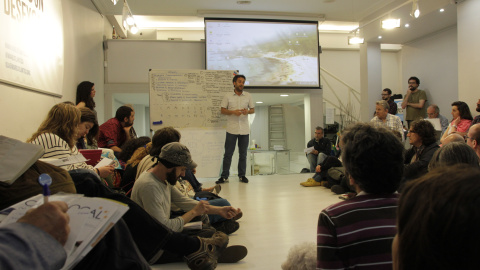 Reunión de la Red de la Marea Atlántica, que ayer se reunió para definir el equipo de Gobierno del Ayuntamiento de A Coruña. Imagen cedida por Sandra G. Rey (MAREA ATLÁNTICA)