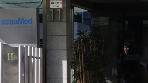 Un agente de la Guardia Civil en la entrada de la sede de Acuamed. REUTERS/Susana Vera