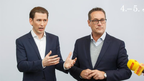 El canciller federal de Austria, Sebastian Kurz (i), y el líder del ultraderechista Partido Liberal de Austria (FPÖ), Heinz-Christian Strache (d), ofrecen una rueda de prensa en Estiria (Austria) hoy, 4 de enero de 2017, tras la primera reu