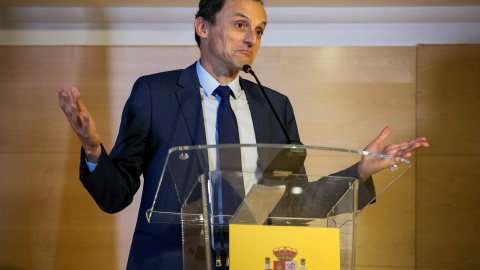 El ministro de Ciencia, Innovación y Universidades, Pedro Duque, en la rueda de prensa para explicar su sociedad patrimonial. EFE/ Santi Donaire