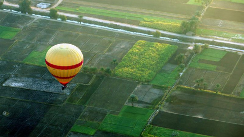 Fotografía de archivo fechada el 9 de diciembre de 2017 que muestra un globo aerostático mientras sobrevuela una aldea egipcia en Luxor, Egipto. Cuatro turistas españoles resultaron heridos hoy, 5 de enero de 2018, al estrellarse el globo e