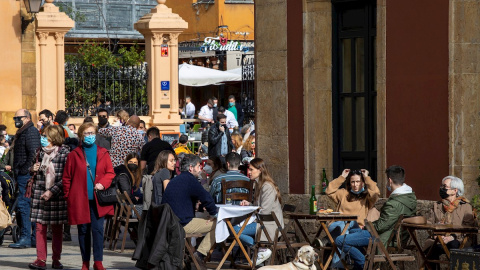 Personas en las terrazas de la plaza del Pescado, en el centro de Oviedo, este domingo.