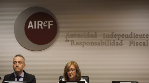 La presidenta de AIReF, Cristina Herrero, y el director de la División de Evaluación del Gasto Público de la AIReF, José María Casado, durante la rueda de prensa para presentar su primera opinión sobre el ingreso mínimo vital