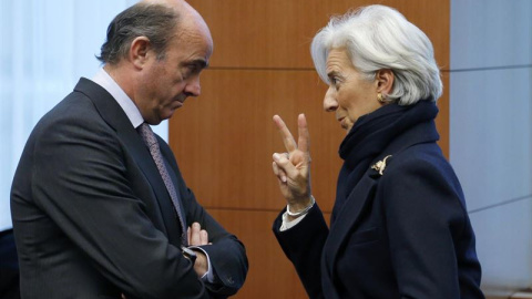 Luis De Guindos conversa con Christine Lagarde./ REUTERS