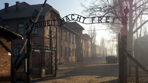 Imagen de archivo de la entrada del campo de exterminio nazi de Auschwitz. EFE