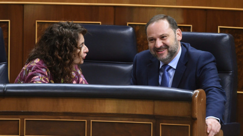 La ministra de Hacienda, María Jesús Montero, conversa con el ministro de Fomento, José Luis Ábalos, durante un pleno en el Congreso de los Diputados. EFE/Fernando Villar