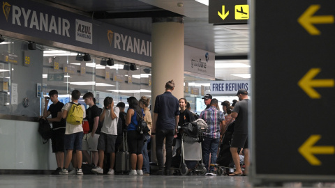 19/07/2022 - Pasajeros afectados por la huelga de Ryanair esperan a cambiar su billete para poder viajar en la Terminal 2 del aeropuerto de El Prat de Barcelona, el 30 de junio de 2022.