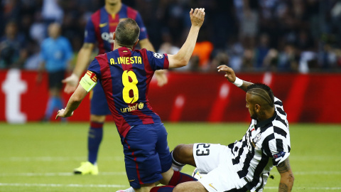 Vidal hace una falta a Iniesta durante el partido. Reuters / Kai Pfaffenbach