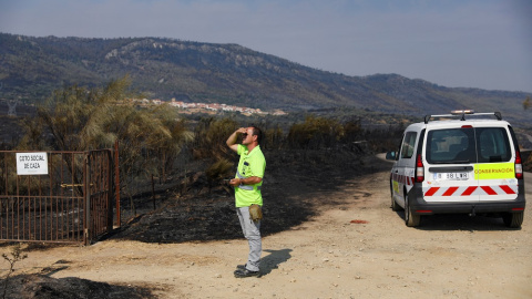 Un trabajador mira un incendio durante esta semana en España.