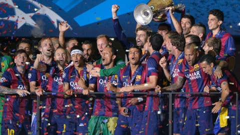 Xavi levanta la Copa de Europa con los jugadores del Barcelona. OLIVER LANG / AFP