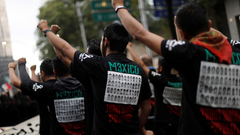 Manifestantes recuerdan a los 43 estudiantes de Ayotzinapa que desaparecieron hace cuatro años. / REUTERS - EDGARD GARRIDO