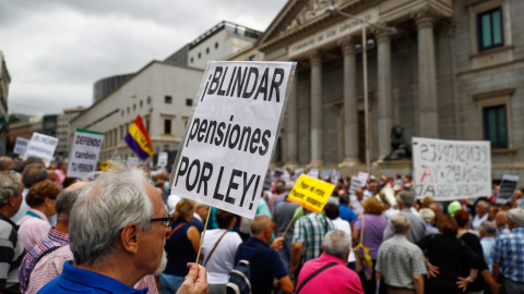 Un grupo de pensionistas ha vuelto a cortar el tráfico en las puertas del Congreso pese a que el pleno de la Cámara se encuentra reunido, acción que ha provocado el malestar de algunos de los organizadores de la protesta, que alertan de pos