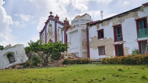 Una iglesia afectada por los temblores en Itbayat. / EFE