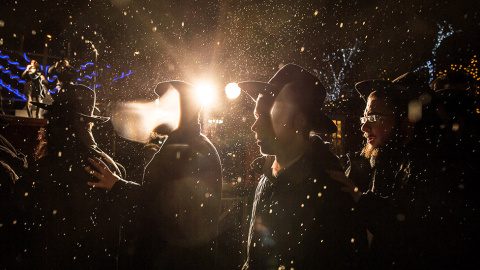 Judíos reunidos durante la celebración del ‪Janucá‬, o festival de las Luces o Lucernarias, en el centro de Moscú. /DMITRY SEREBRYAKÓV (AFP)