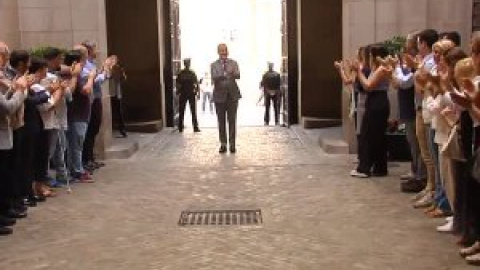 Collboni recibido entre aplausos a su llegada al ayuntamiento de Barcelona