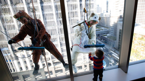 Limpiadores de ventanas disfrazados trabajan en un hotel del distrito financiero de Tokio. El 2014 es el año del caballo en el calendario del zodiaco chino y el 2015 es el de las ovejas. /ISSEI KATO (REUTERS)