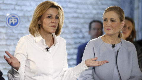 La secretaria general del PP, María Dolores de Cospedal, y la presidenta de la Comunidad de Madrid y de la gestora del PP de Madrid, Cristina Cifuentes, en una imagen de archivo. EFE