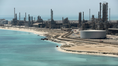 Vista de la refinería de Ras Tanura de la petrolera Aramco, de Arabia Saudí. REUTERS