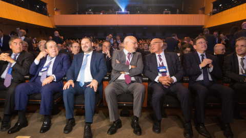 El presidente de la CEOE, Joan Rosell (i), el presidente de la AVE, Vicente Boluda (2I), el ministro de Fomento, José Luis Abalos (3i), el presidente de Mercadona, Juan Roig (c), el presidente del Banc de Sabadell, Josep Oliu (3d), el presi