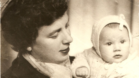 María Bueno en una foto antigua con su madre