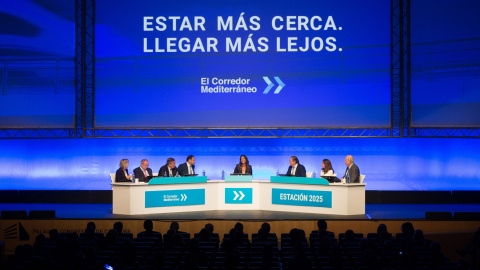 El ministro de Fomento, José Luis Ábalos (4i), el presidente d ela Cámra de Comercio de España, José Luis Bonet (2i), el presidente de la CEOE, Joan Rosell (3i), el presidente de la AVE, Vicente Boluda (3d), entre otros, durante el acto emp