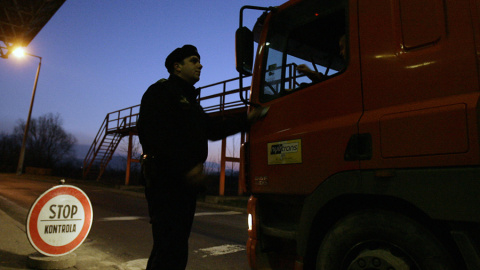 Un guardia fronterizo en un control en Bulgaria. - AFP