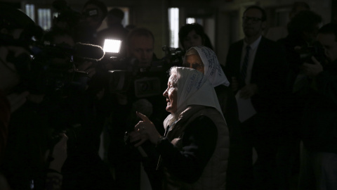 La integrante de Madres de Plaza de Mayo Nora Cortiñas (c) ofrece declaraciones antes de asistir a la lectura de la sentencia por el Plan Condor hoy, viernes 27 de mayo de 2016, en los tribunales de Buenos Aires (Argentina). El último dicta