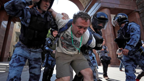 Detención durante una manifestación en Moscú. EFE/EPA/YURI KOCHETKOV