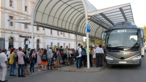 Aspecte matinal de l'estació de Vilanova i la Geltrú per agafar l'autobús per anar fins a Castelldefels