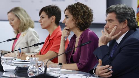 La vicepresidenta primera del Gobierno y ministra de Economía, Nadia Calviño (i), el ministro de Seguridad Social, José Luis Escrivá (d), la portavoz del Gobierno y ministra de Política Territorial, Isabel Rodríguez (2i) y la ministra de Ha