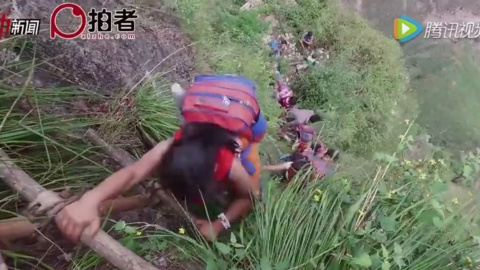 La aterradora escalada de estos niños para llegar a su escuela en China