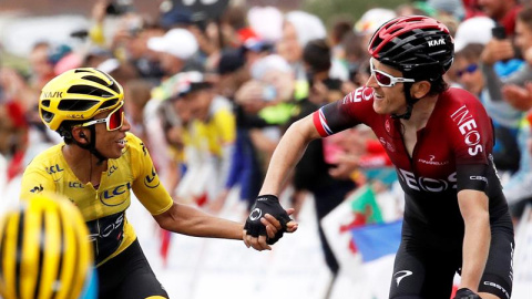 Egan Bernal y Geraint Thomas se saludan tras finalizar una etapa. EFE/EPA/YOAN VALAT