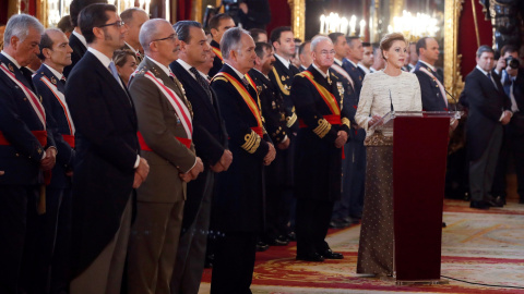 La ministra de Defensa, María Dolores de Cospedal (d), durante su discurso en la celebración hoy de la Pascua Militar en el Palacio Real, que es el primero de los actos con los que se va a homenajear a los Reyes eméritos, Juan Carlos y Sofí